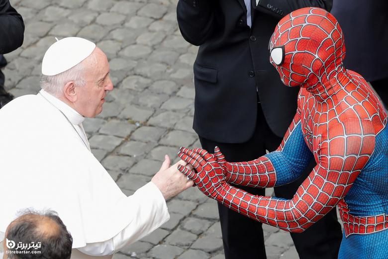دست دادن پاپ با مرد عنکبوتی