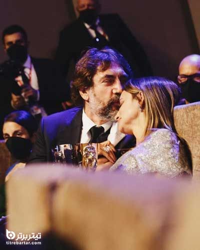 بوسه پنه لوپه کروز پس از دریافت جایزه جشنواره ونیز 2021