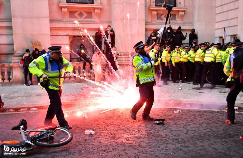 درگیری ماموران پلیس با تظاهرکنندگان در جریان اعتراضات مردم لندن انگلیس به نژاد پرستی