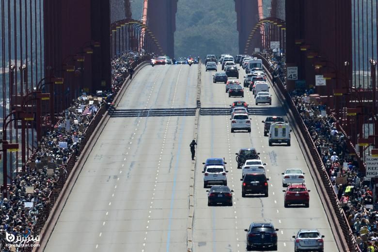 هزاران تظاهرکننده در اعتراض به نابرابری نژادی در سان فرانسیسکو ، کالیفرنیا ، در طول پل گلدن گیت راهپیمایی می کنند