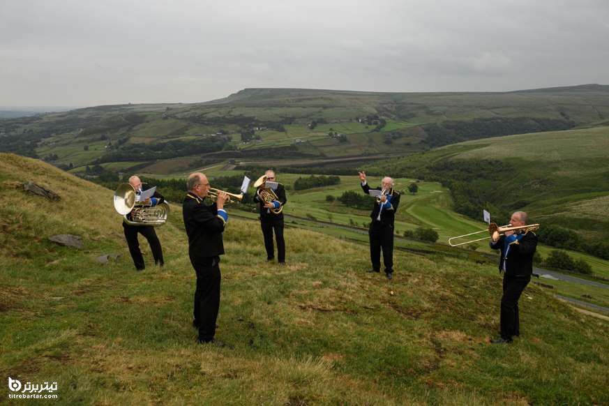 اعضای یک گروه موسیقی در حال تمرین در دامان طبیعت، روستای مارسدن انگلستان