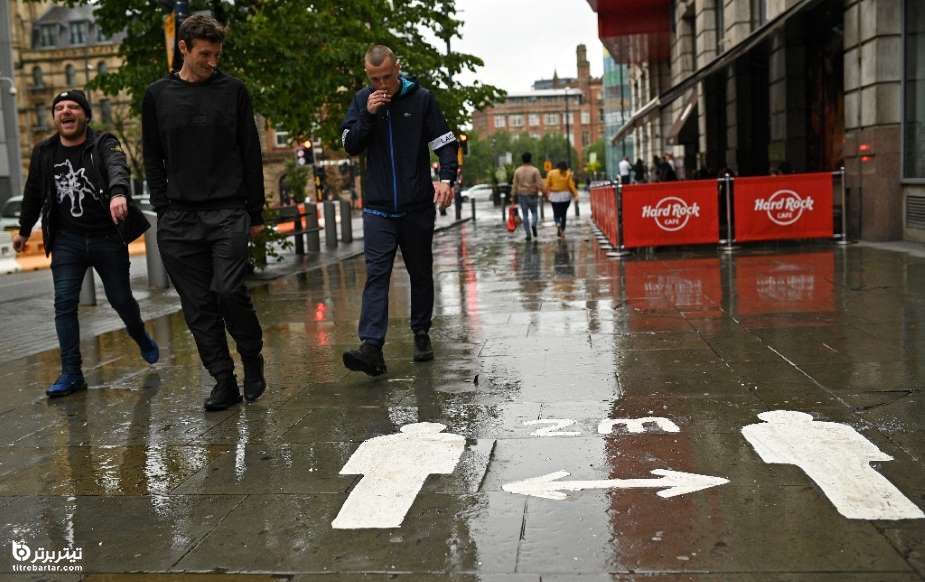 علامت حفظ فاصله اجتماعی در منچستر، بریتانیا