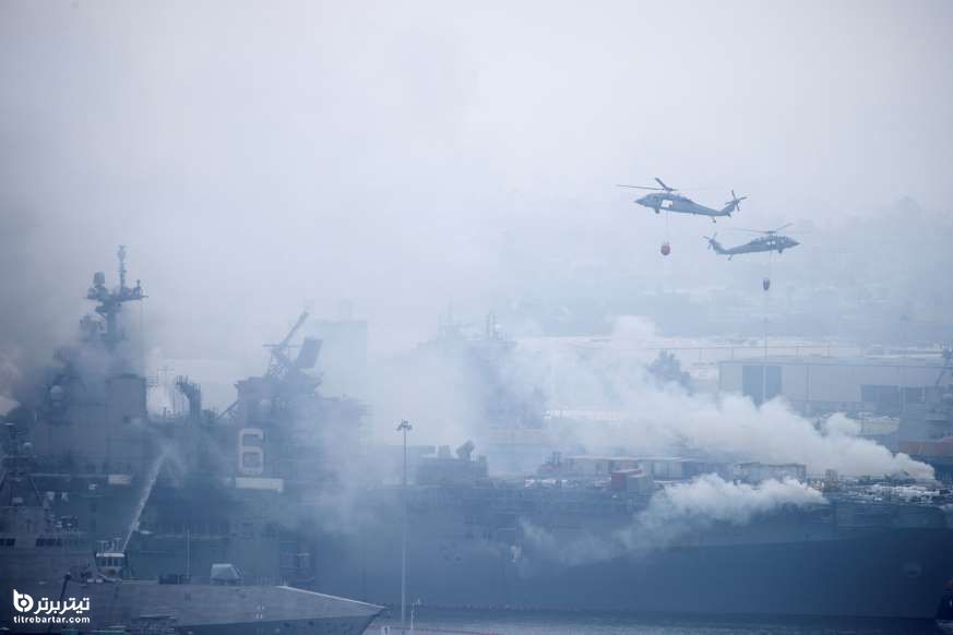 هلیکوپترهای نیروی دریایی ایالات متحده و آتش نشانان شهر همچنان درحال خاموش کردن ناو بونهام ریچارد