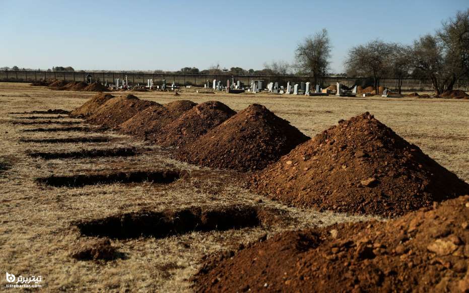 قبرهای تازه حفر شده در شمال پرتوریا ، آفریقای جنوبی 