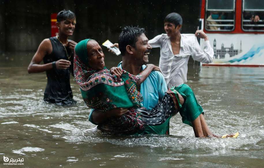 کمک به سالمندان در هنگام سیلاب بمبئی, هند
