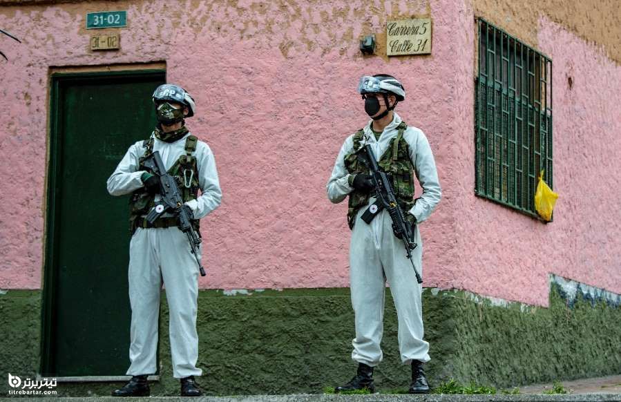 سربازان کلمبیایی در حال گشت زنی با لباس محافظ 