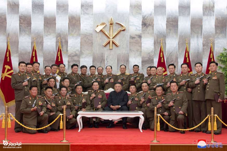 رهبر کره شمالی در کنار فرماندهان نیروهای مسلح