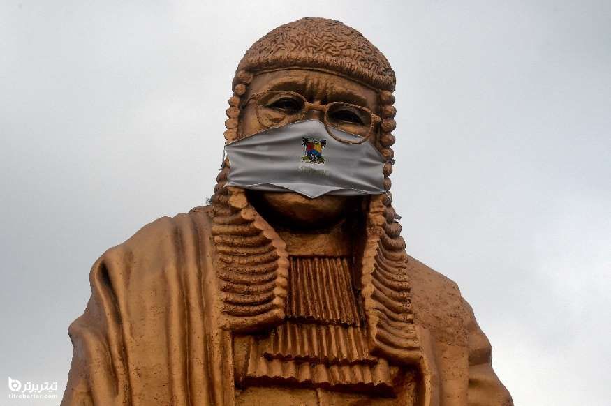 ماسک نمادین بر صورت مجسمه Gani Fawehinmi 