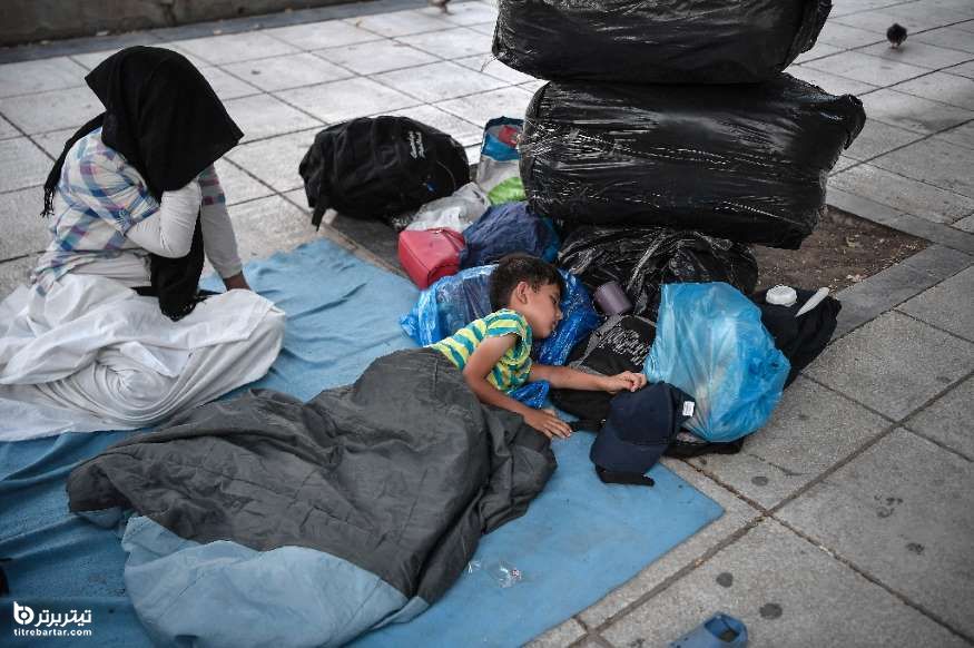 خواب خیابانی یک پسر پناهنده در میدان ویکتوریا، ایتالیا
