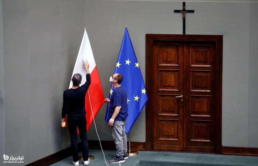 اتو کردن پرچم قبل از مراسم سوگند آندرژ دادا به عنوان رئیس جمهور لهستان