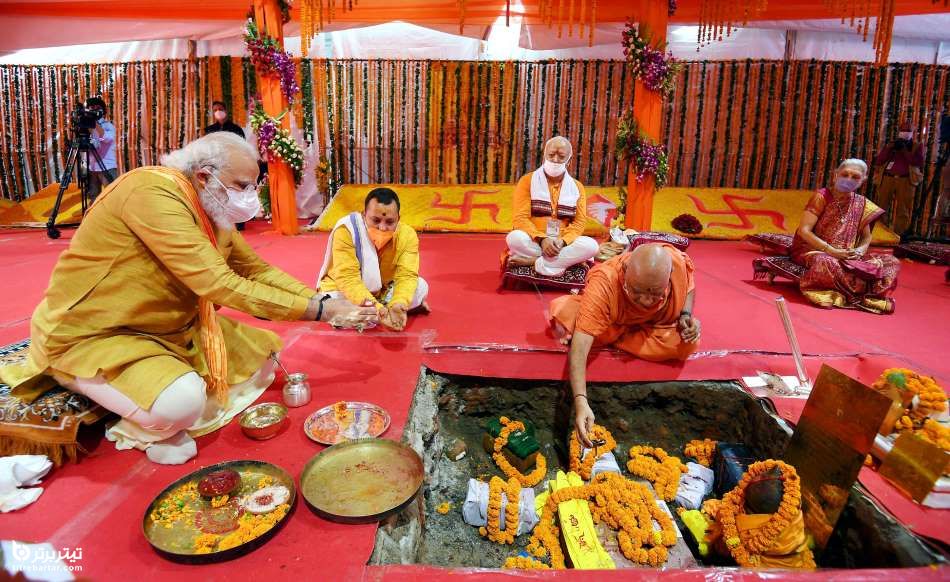 نخست وزیر هند نارندرا مودی در مراسم افتتاح یک معبد هندو 