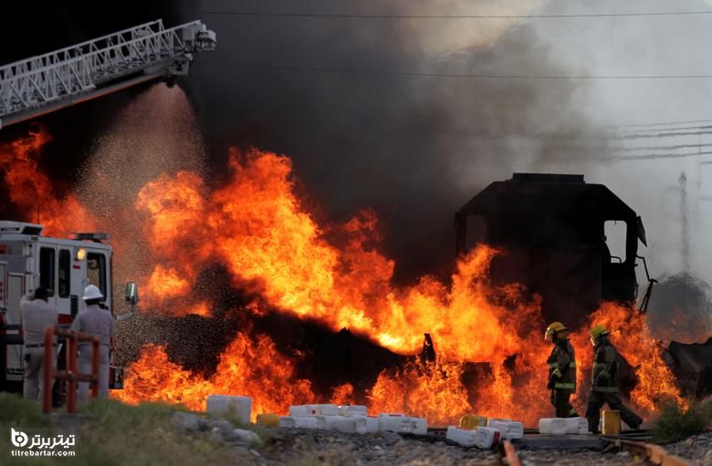 تلاش آتش نشانان برا خاموش کردن آتش یک کامیون نفتکش پس از برخورد با قطار در حومه مونتری ، مکزیک