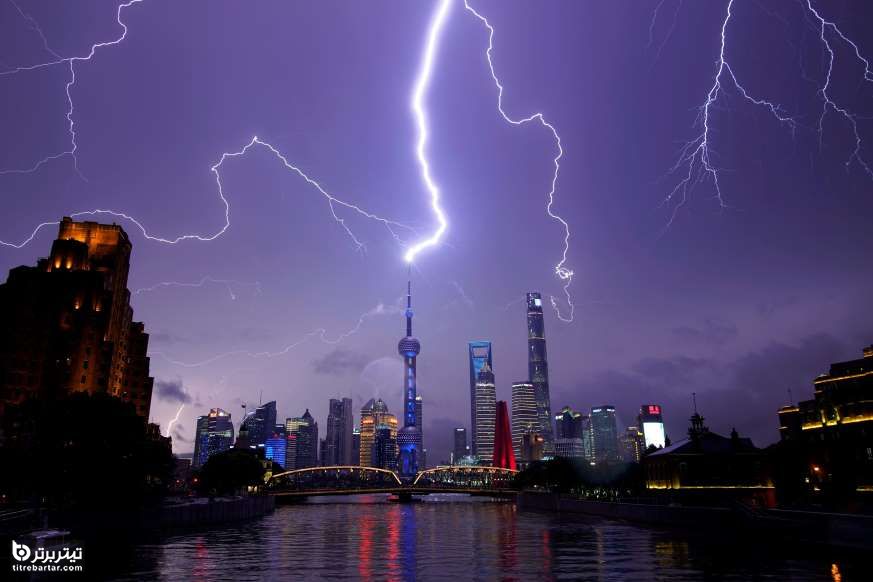 صحنه جالب از برخورد رعد و برق با برج تلویزیونی اورینتال پرل-شانگهای، شهر شانگهای چین
