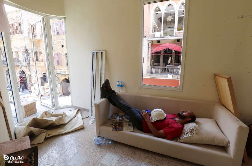  یک داوطلب درحال استراحت کردن در یک خانه آسیب دیده، بیروت، لبنان