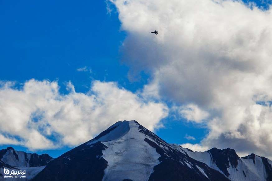  یک هواپیمای جنگنده هندی بر فراز رشته کوهی در له