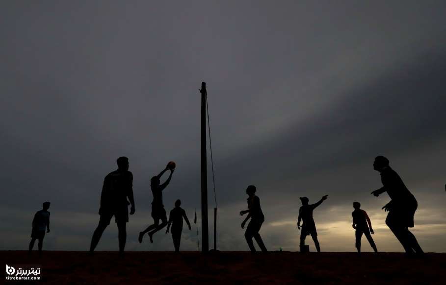 جوانان سریلانکایی هنگام والیبال در هوای ابری در کلمبو