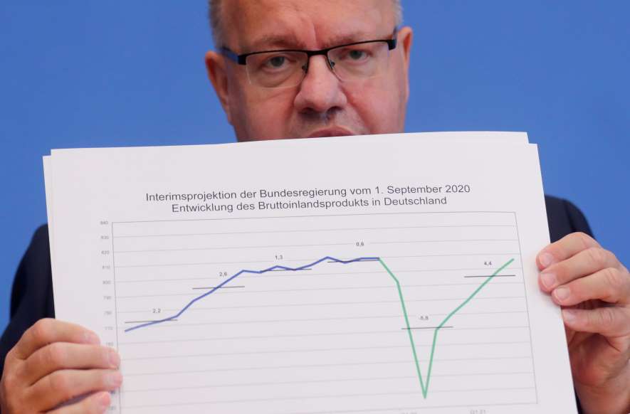 وزیر اقتصاد آلمان پیتر آلتمایر درحال نمایش چشم انداز اقتصادی کشور برای سال 2020