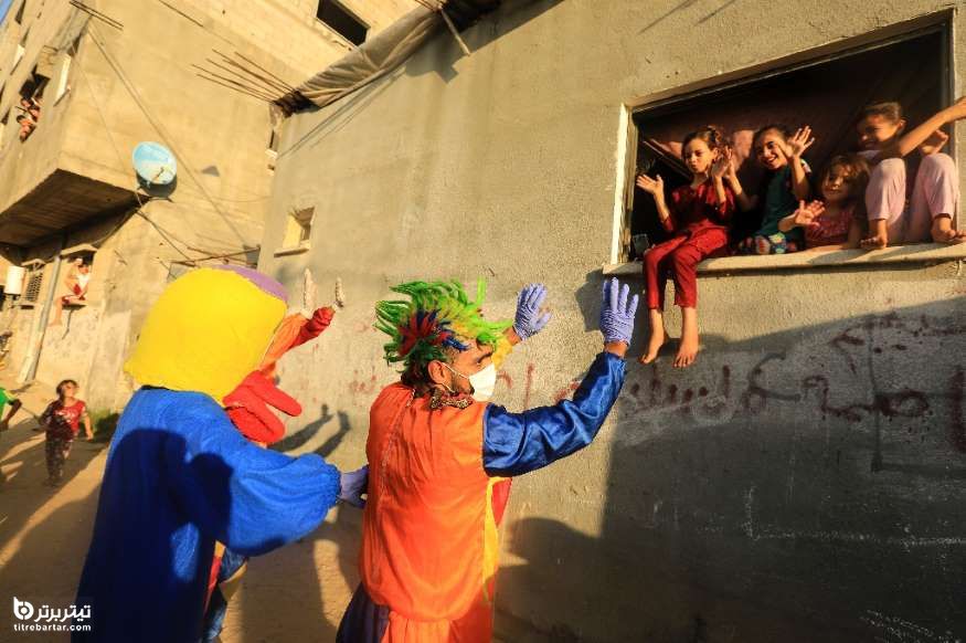 سرگرم کردن کودکان توسط دلقک ها در خیابان های فلسطین