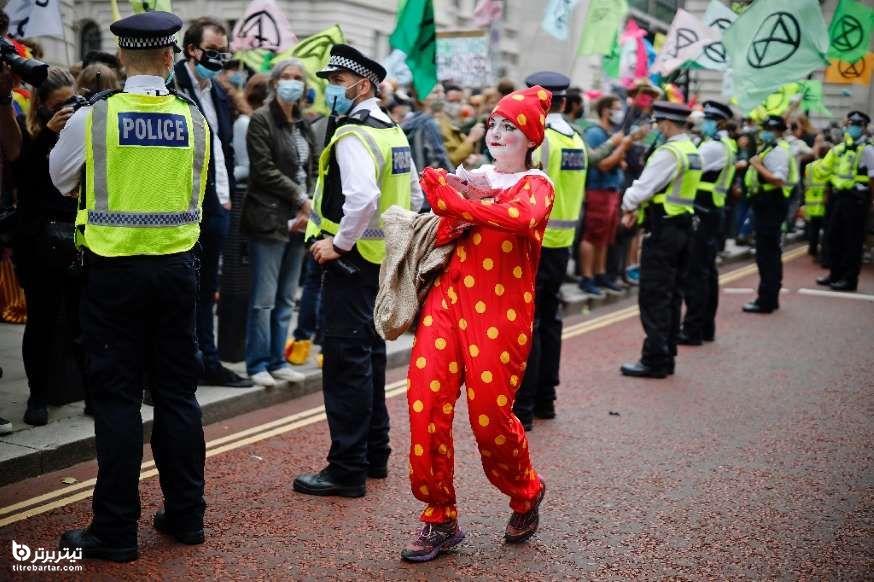 یک معترض با لباس دلقک در طی تظاهرات مرکز لندن