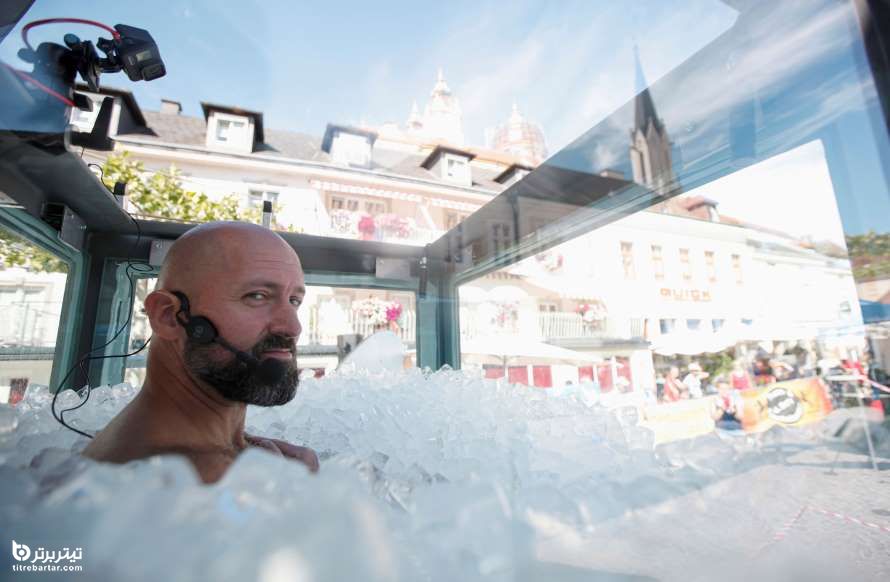 یوزف کوبرل ، ورزشکار اتریشی ، در حالی که در یک کابین شیشه ای پر از یخ قرار دارد در حال تلاش برای ثبت یک رکورد جهانی است 
