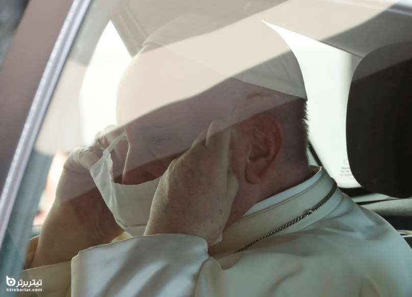 پاپ فرانسیس درحال ماسک زدن