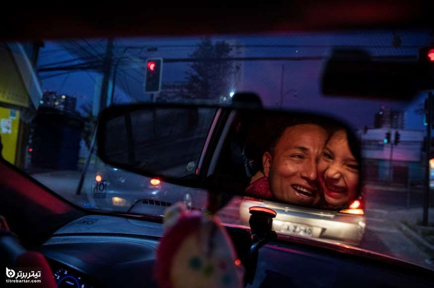 کودک پنج ساله که مادرش را به دلیل ابتلا به کرونا از دست داده است، پدرش را پشت چراغ قرمز در آغوش میگیرد