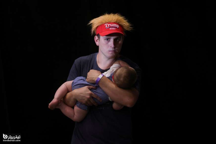 یک حامی ترامپ در پشت سالن کودک خود را آرام می کند