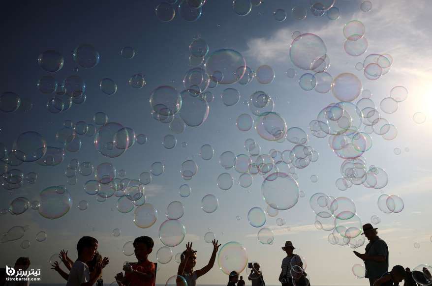 حباب بازی کودکان در ساحل برایتون 