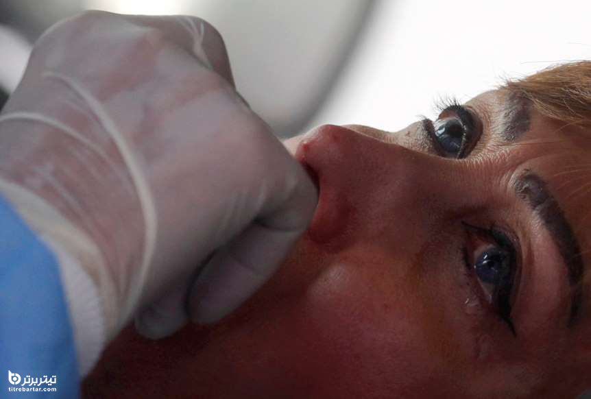 گریه یک زن حین آزمایش ویروس کرونا در بیمارستان صحرایی عین شمس در قاهره ، مصر