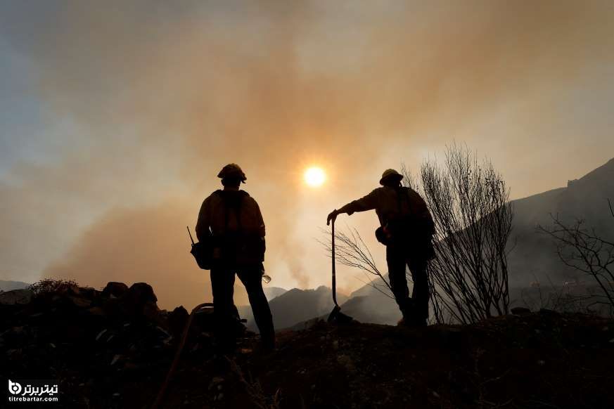 آتش نشانان در محل آتش سوزی بابکت در نزدیکی کوه ویلسون در جنگل ملی آنجلس