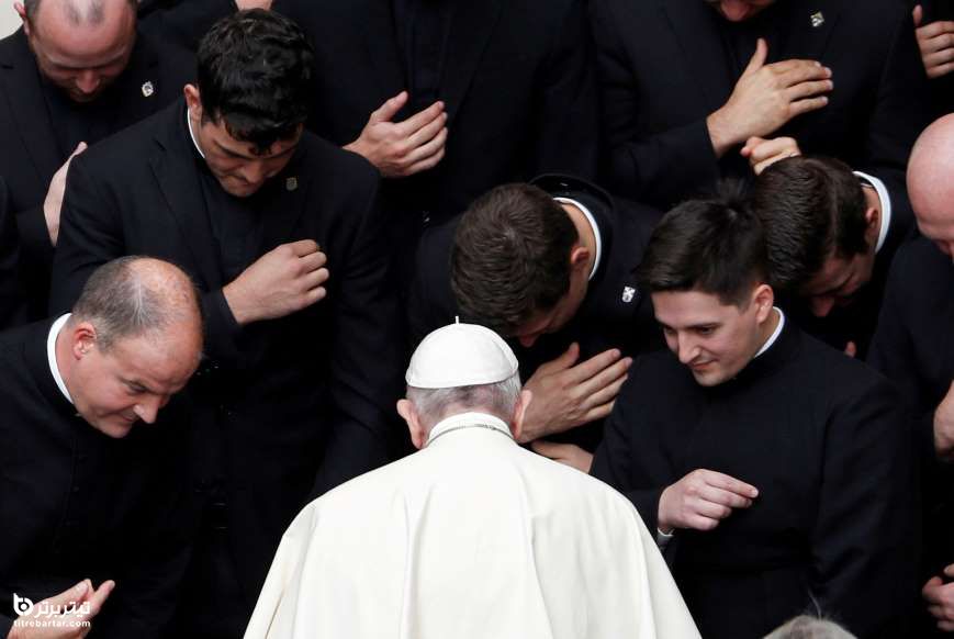 پاپ فرانسیسز در کنار روحانیون