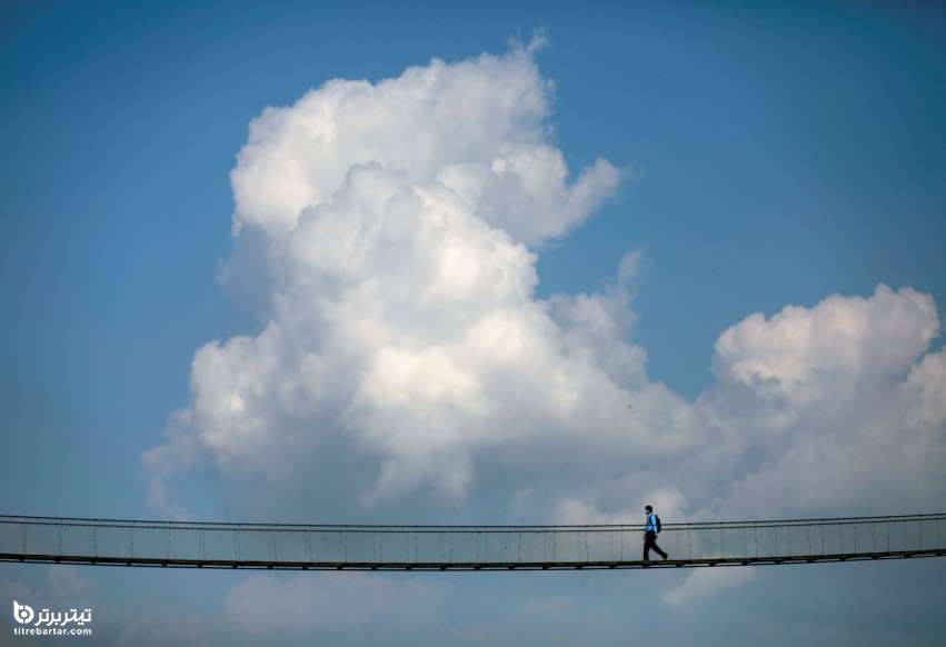 مردی روی پل معلق، کاتماندو نپال