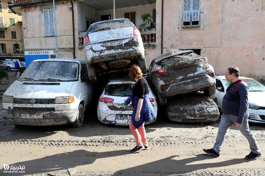 ماشین های جمع شده پس از سیل فرانسه