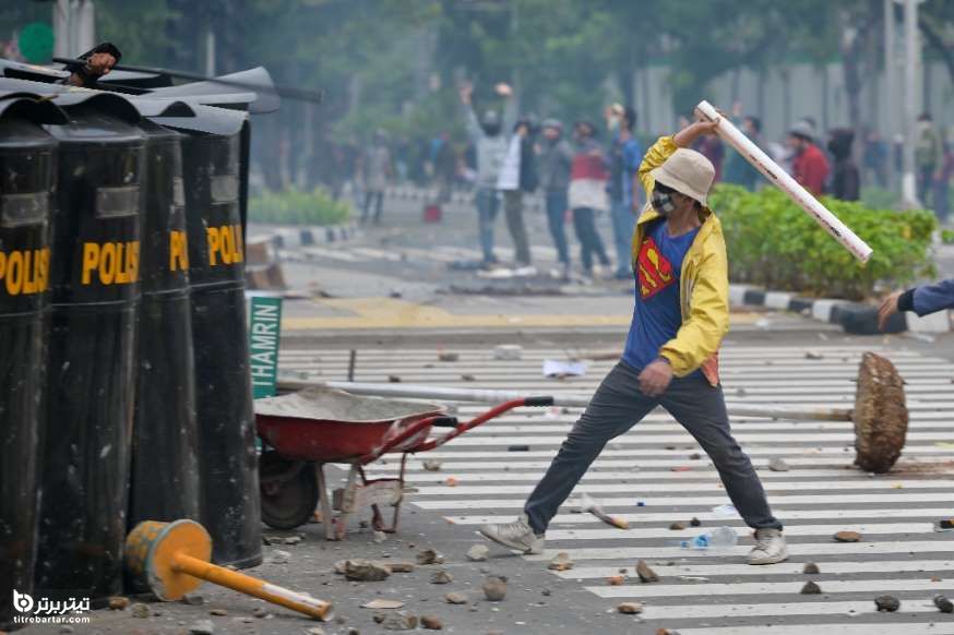 درگیری کارگران با پلیس در اعتراضات اندونزی 
