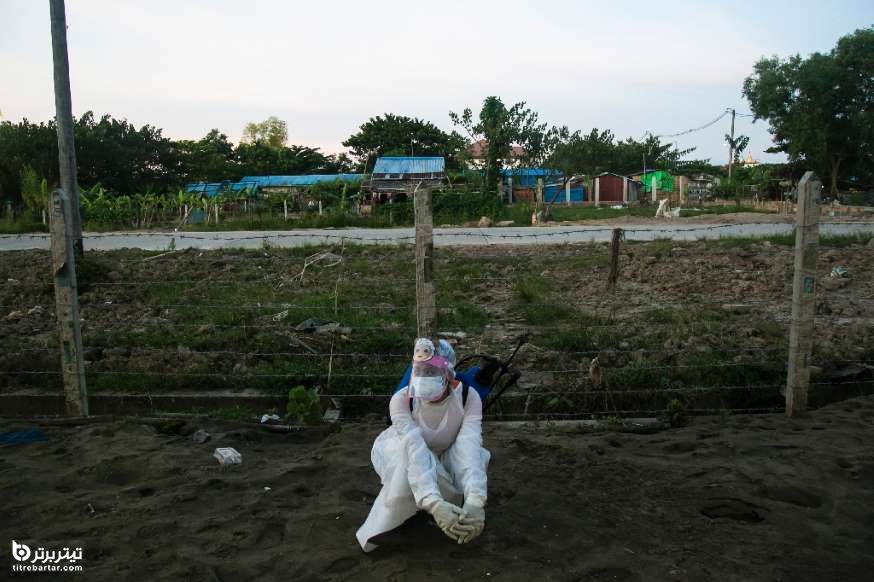 یک داوطلب در حال استراحت، رانگون، میانمار