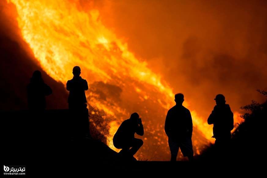 ساکنان کالیفرنیا  هنگام تماشای آتش سوزی