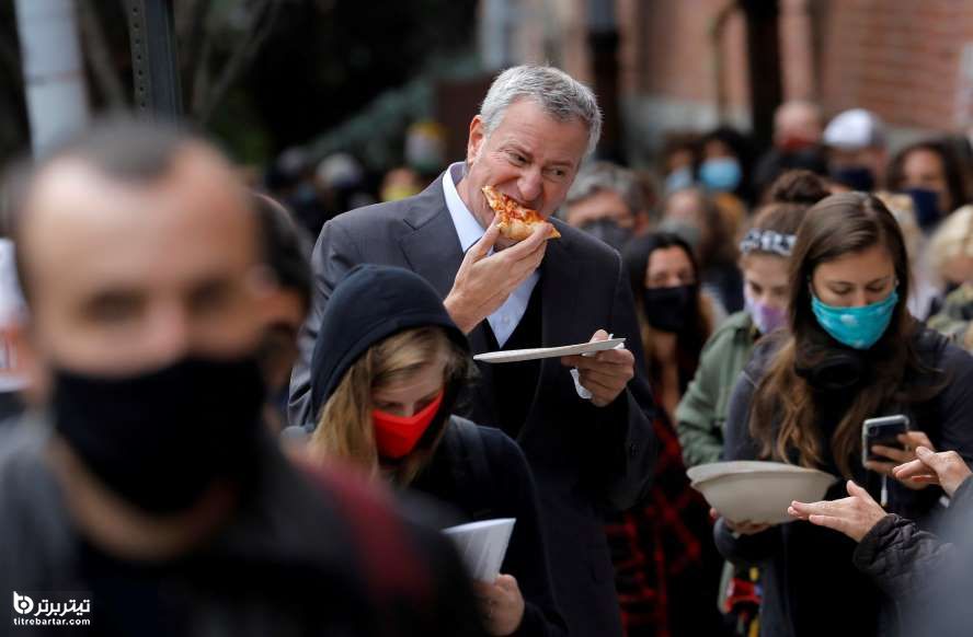 شهردار شهر نیویورک درحال پیتزا خوردن در صف رای 