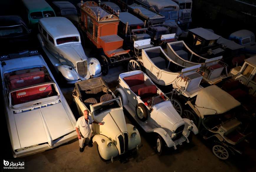 یک مجموعه دار 70 ساله مصری در کنار کلکسیون ماشین های قدیمی اش 