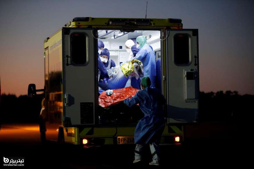انتقال بیمار کرونایی به آمبولانس، فرودگاه ون فرانسه