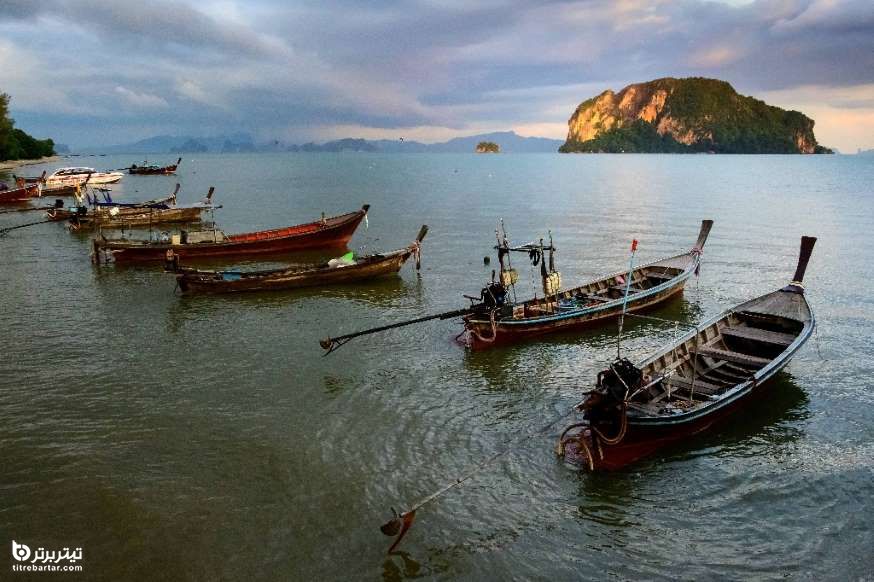 قایق های سنتی در جزیره کوه یائو یای در دریای آندامان، تایلند