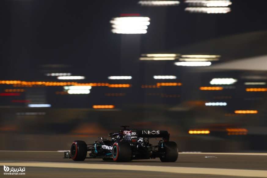 لوئیس همیلتون ، راننده انگلیسی مرسدس در جریان مسابقات مقدماتی در آستانه مسابقات گرندپری فرمول یک بحرین 