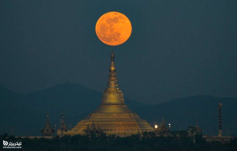 تصویری زیبا از ماه بر فراز معبدی در میانمار