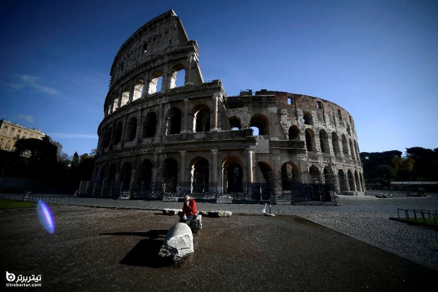 مردی تنها با ماسک در کنار کولوسئوم رم