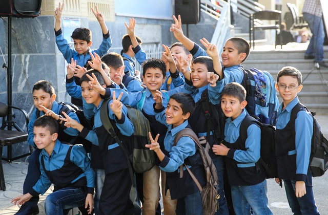 کودکان ایرانی و شادی مسموم / رقص با آهنگ ساسی مانکن در مدرسه - سایت  تیتربرتر | TitreBartar.com