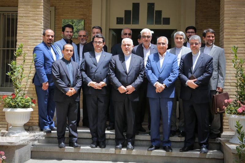 مجموعه هدایای ۵٠ کشور به وزیر امور خارجه در کتابخانه مرکزی شهرداری اصفهان رونمایی شد 