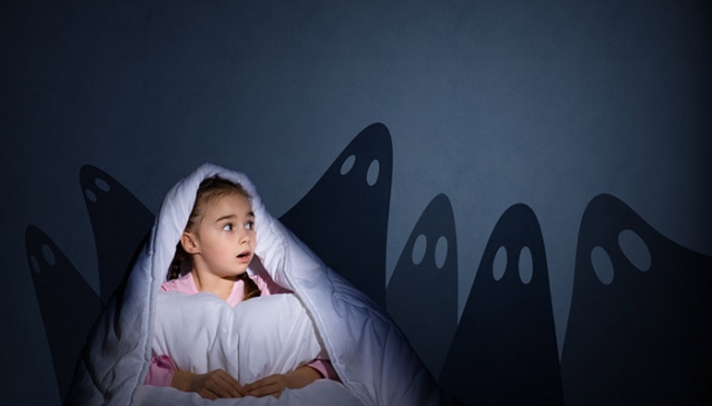 ترس از تاریکی چه زمانی در کودکان نگران‌کننده است؟