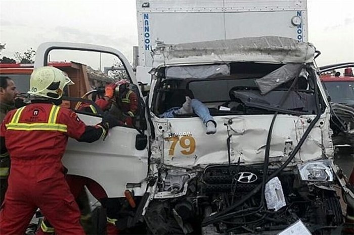 یک کشته و 2 مجروح، براثر برخورد سمند با کامیون در اردستان