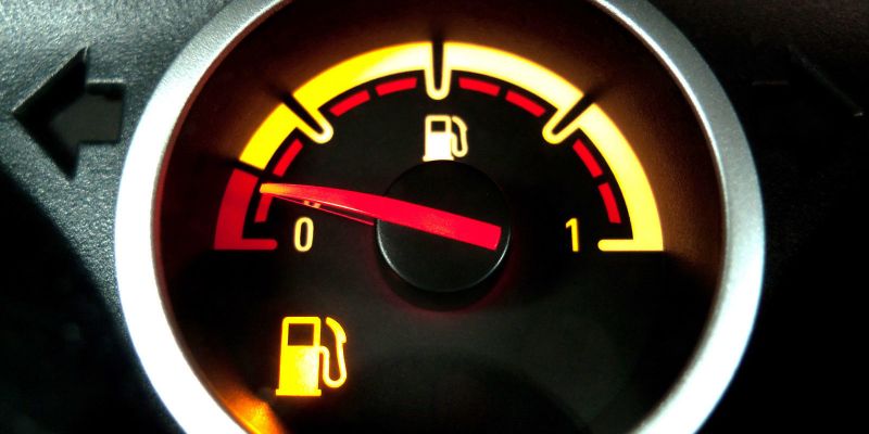 هشدار با چراغ بنزین روشن رانندگی ممنوع