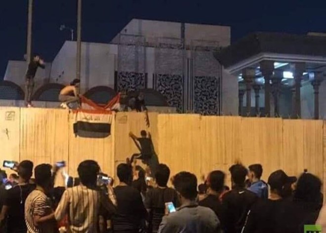 عراقی‌ها به کنسولگری ایران در کربلا حمله کردند+ عکس و فیلم