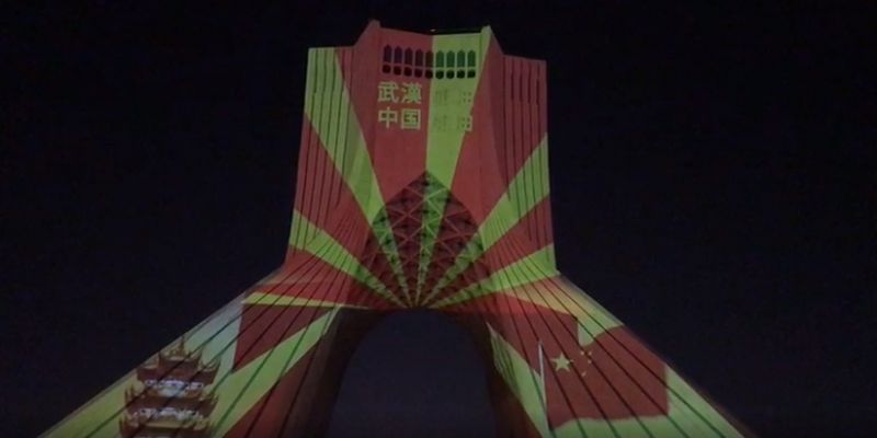 نقش بستن پرچم چین بر روی برج آزادی برای همدردی